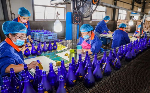 闻喜县英发玻璃制品有限公司 国内唯一多色系异型真彩玻璃酒瓶生产厂家